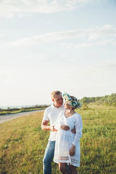 Belle fille enceinte et son mari dans la nature — Photo