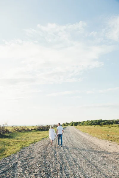 Beautiful pregnant girl and her husband in the nature — Stock Photo, Image