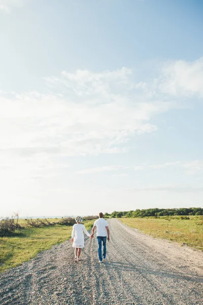 Beautiful pregnant girl and her husband in the nature — Stock Photo, Image