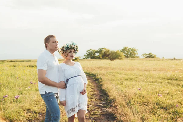 Mooi zwanger meisje en haar man in de natuur — Stockfoto