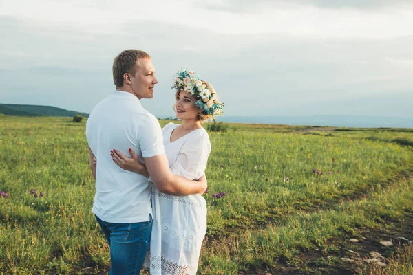 Güzel hamile kızı ve kocası doğada — Stok fotoğraf