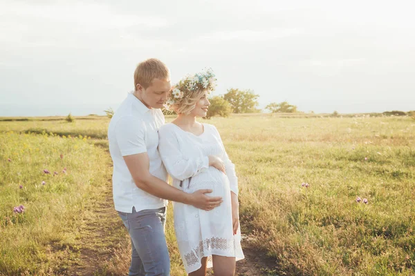 Belle fille enceinte et son mari dans la nature — Photo