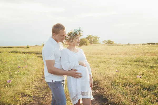 Belle fille enceinte et son mari dans la nature — Photo