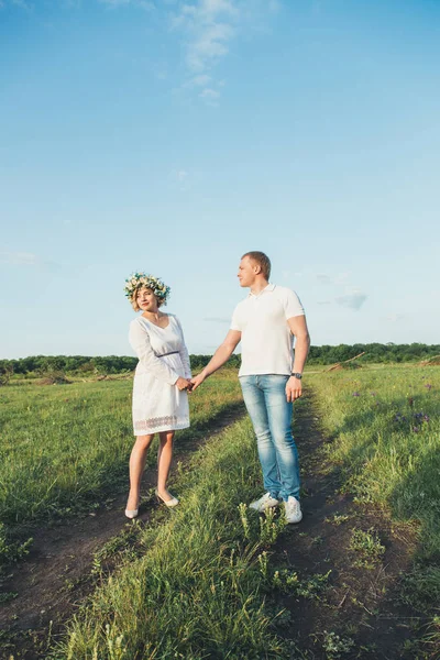 Piękna dziewczyna w ciąży i jej mąż w naturze — Zdjęcie stockowe