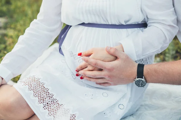 Belle fille enceinte et son mari dans la nature — Photo