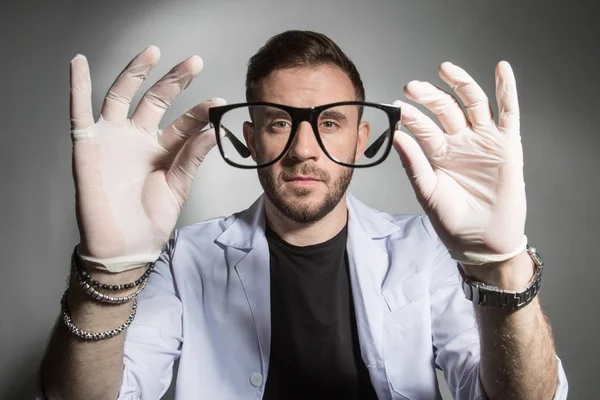Peneliti ilmiah melihat melalui kacamata, pandangan komik — Stok Foto