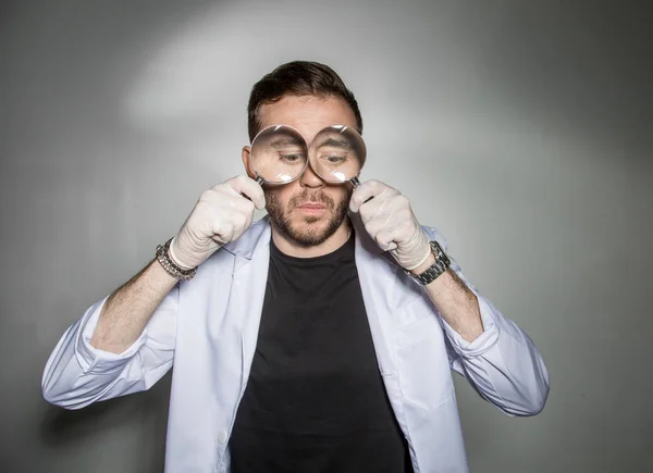 Chimiste un biologiste regarde à travers une loupe — Photo