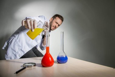 Öğrenci tehlikeli bir deneyimi sağlar