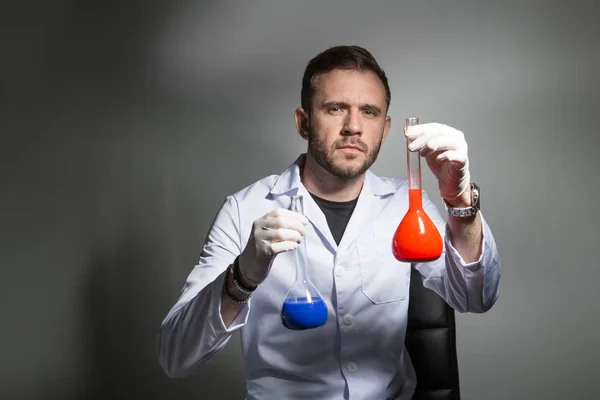 Wissenschaftler vergleicht Flüssigkeit im Labor — Stockfoto