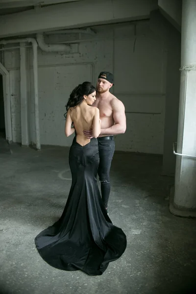  siyah elbiseli bir kız sarılma adam sakallı