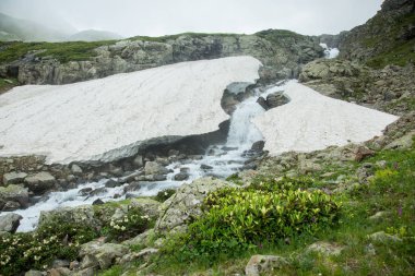 Güneyde güzel dağ şelale