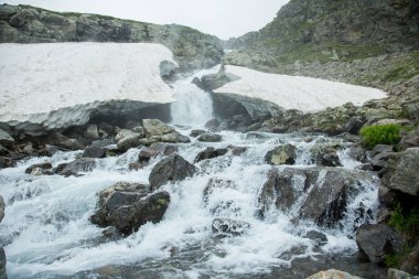 Güneyde güzel dağ şelale