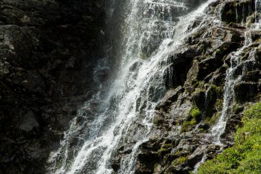 Güneyde güzel dağ şelale