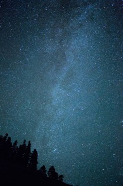 dağlarda gece manzarası. Yıldızlı gökyüzü