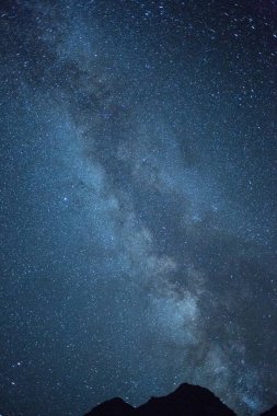 dağlarda gece manzarası. Yıldızlı gökyüzü