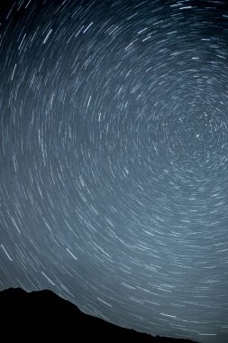 dağlarda gece manzarası. Yıldızlı gökyüzü