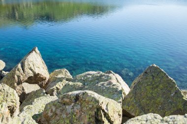 güzel göl yüksek dağlarda