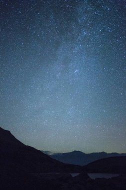 dağlarda gece manzarası. Yıldızlı gökyüzü
