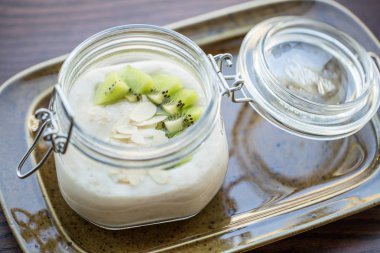 Taze kivi lezzetli yulaf ezmesi. Kahvaltı