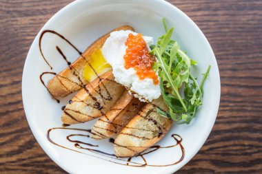 Omlet plaka üzerinde taze croutons