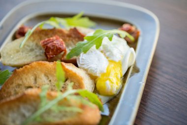 Omlet plaka üzerinde taze croutons