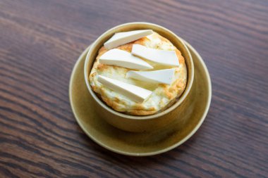 Omlet keçi peyniri dilimleri ile