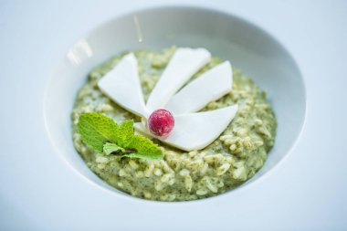 Risotto nane ve peynir dilimleri ile