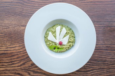 Risotto nane ve peynir dilimleri ile