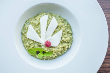 Risotto nane ve peynir dilimleri ile