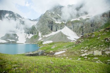  yürüyüşçü, dağcılar yüksek dağlarda takım