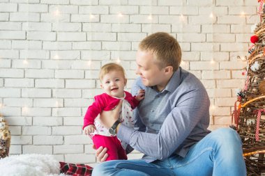 Noel kızı olan güzel bir adam