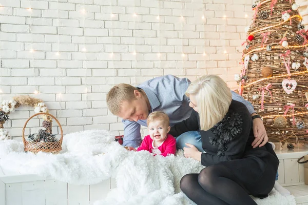 Hermosa Familia Navidad Por Árbol Navidad Decorado — Foto de Stock