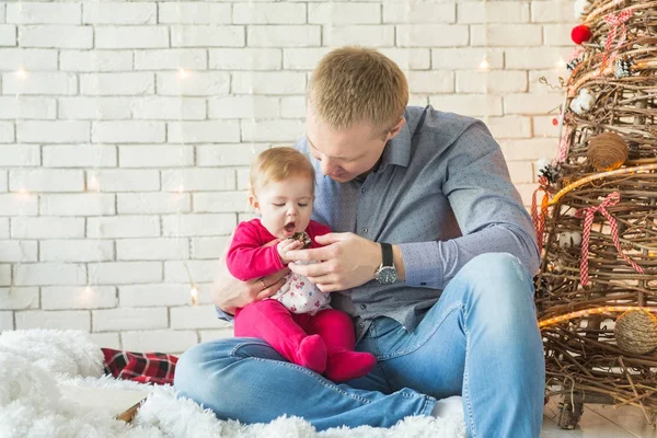 Hombre Hermoso Con Una Hija Para Navidad — Foto de Stock