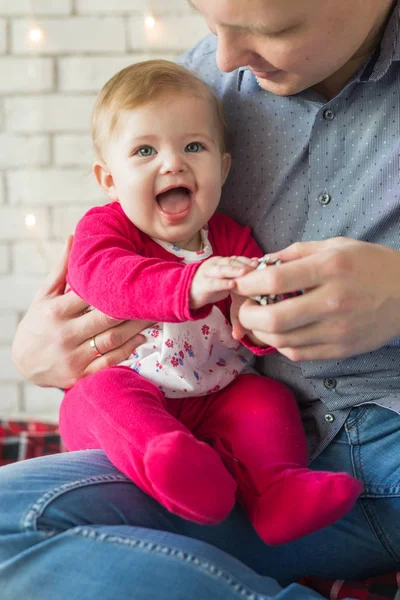 Hombre Hermoso Con Una Hija Para Navidad — Foto de Stock