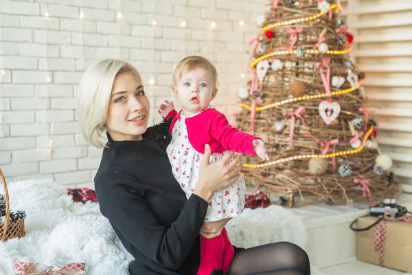 Hermosa Chica Rubia Con Hija Navidad — Foto de Stock