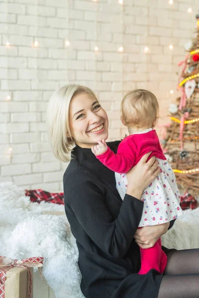 Hermosa Chica Rubia Con Hija Navidad — Foto de Stock