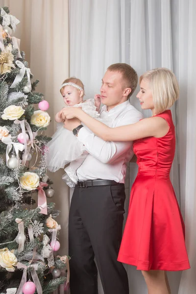 Far Mor Och Dotter Juldagen Nära Ett Vackert Träd — Stockfoto