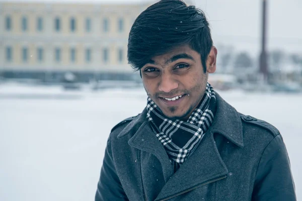 Een Indiase Student Lacht Lacht Een Besneeuwde Stad Wintervakantie Voor Rechtenvrije Stockafbeeldingen