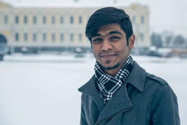 Indiai Diák Srác Mosolyog Nevet Egy Havas Városban Téli Ünnepek Stock Fotó