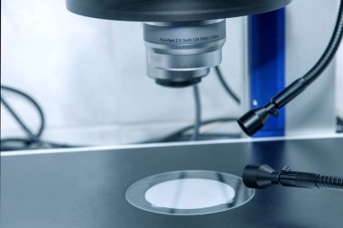 Covind-19 testi için bir kan örneğinin mikroskobik incelemesi