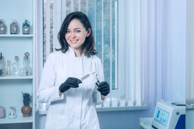 Şırıngayla Doktor 'un elleri. Grip ve covid-19 virüsüne karşı güvenli ve etkili bir aşı