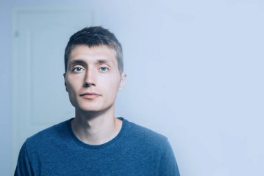 Covind-19 üzerinde test. Sevdiklerini kurtar, evde kal. Kendini soyutlama kavramı.