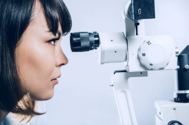 Bilim adamı, araştırmacı, tıp bilimi doktoru covid-19 virüsü üzerinde çalışıyor. Salgına karşı bir tedavi ve aşı arayışı