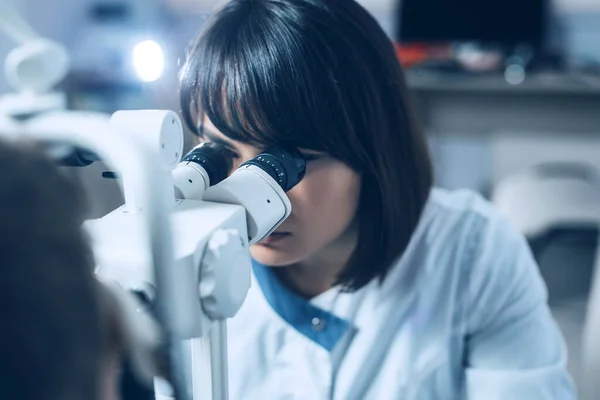 Microbiologista Está Estudando Vírus Rovud Procurar Uma Cura Vacina Para — Fotografia de Stock