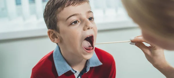 Arzt Entnimmt Dem Jungen Einen Test Zum Nachweis Des Covid — Stockfoto