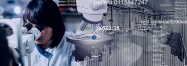 Beyaz önlüklü bir doktor mikroskop altında yeni bir covid-19 türü olan biyolojik tehlike sıvısını inceliyor. Mikroskop altında bir koronovirüs modeli. Laboratuvarda ilaç üretiminin arka planına karşı davaların listesi..