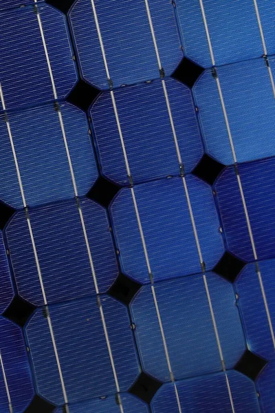 太陽電池だ 太陽エネルギーを貯蔵し エネルギーを電流に変換する大きな青いパネル 高圧だ 地球上の生態系です — ストック写真