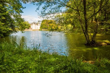 NIEUL Kalesi ve göl