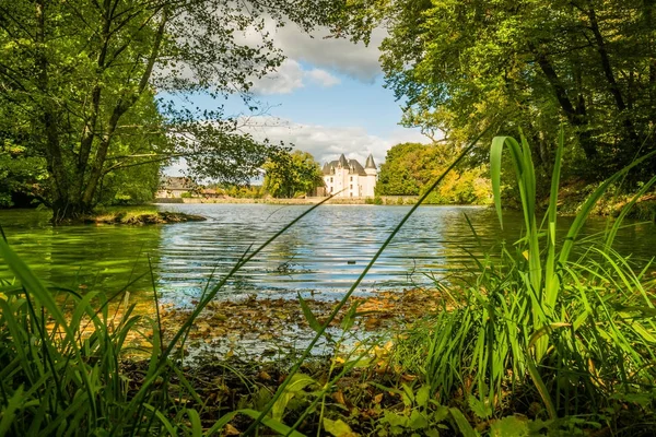 Castello e lago di Nieul — Foto Stock