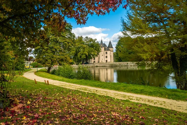 Castillo de Nieul en otoño — Foto de Stock